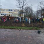 Schülerinnen und Schüler bei der Pflanzung unseres Klimawalds 2023.