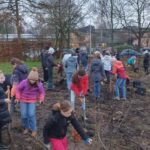 Schülerinnen und Schüler bei der Pflanzung unseres Klimawalds 2023.