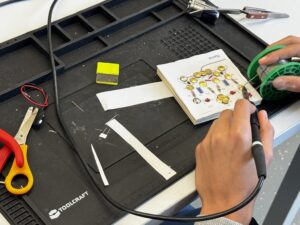 Schüler beim Löten in der Experimenta.