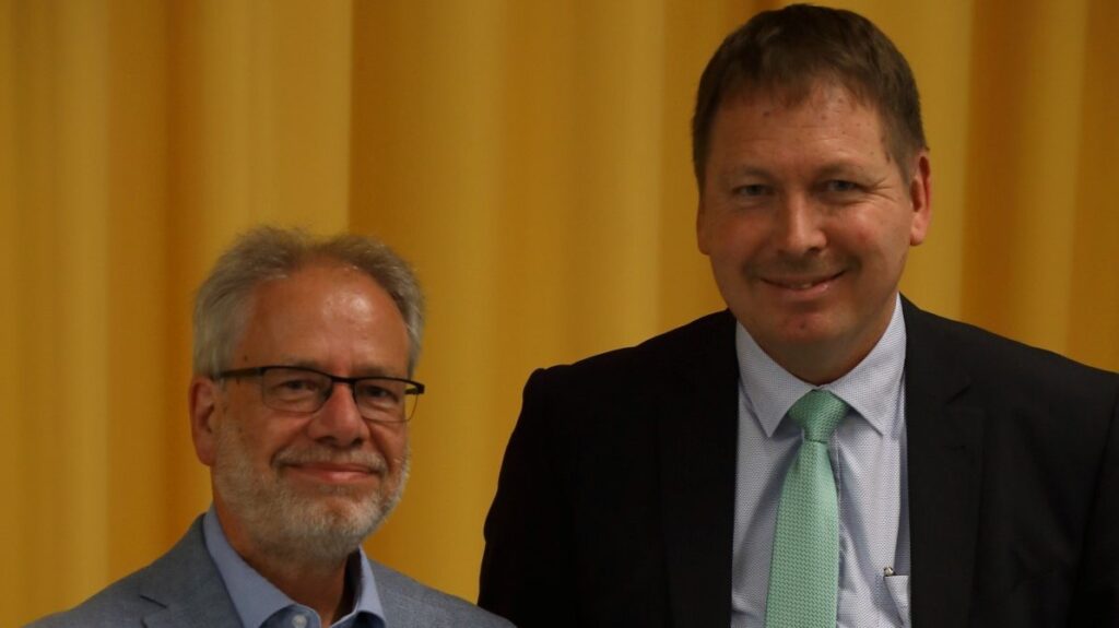 Foto von unserem neu bestellten Schulleiter Bernhard Ehlert mit Schulreferenten Marcus Stohrer