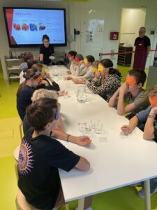 Schüler in der Gummibärchenfabrik der Experimenta