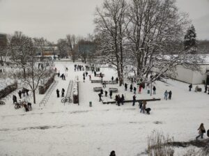 Schnee und Spiele auf dem Schulhof