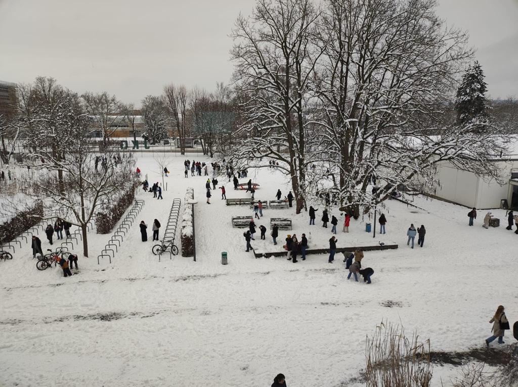 Schnee und Spiele auf dem Schulhof