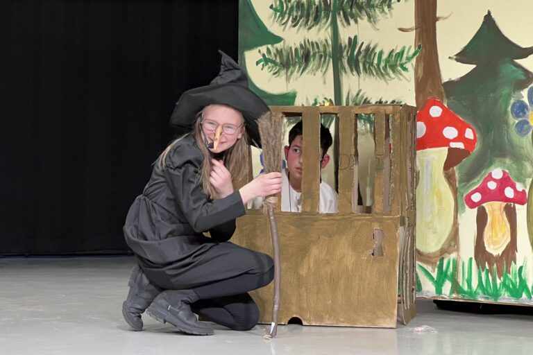 Hexe vor Käfig mit Hänsel