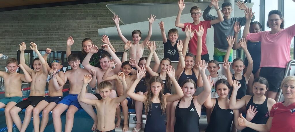 Schülerinnen und Schüler der Stufen 5 und 6 bei der Teilnahme an Jugend trainiert für Olympia - Schwimmen
