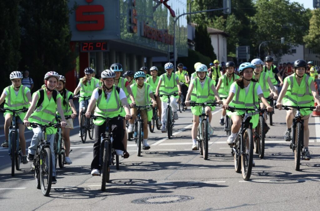 Schülerinnen der 9. Klassen bei 26 Grad