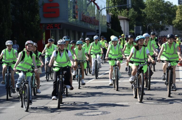 Schülerinnen der 9. Klassen bei 26 Grad